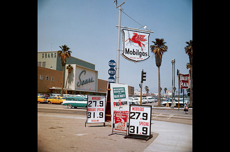 Cũng trong năm 1955 tại Los Angeles, California. Xăng thời điểm này đã tăng giá thành 30 cent/gallon