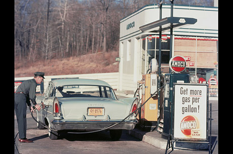 Một trạm xăng năm 1958. Biển số của thành phố New York  trên chiếc xe cho thấy, đây rất có thể là một trạm xăng thuộc vùng đông bắc nước Mỹ