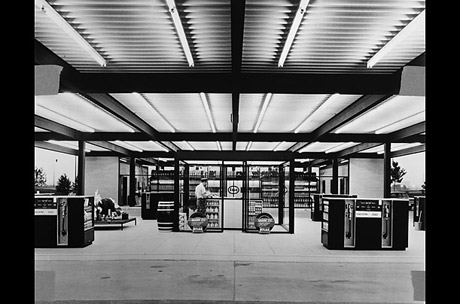 Hình ảnh một trạm xăng ESSO tại Montreal, Canada năm1969. Trạm xăng được thiết kế không chỉ đẹp mắt mà còn rất phong cách. Đây là sản phẩm của thiết kế gia Mies Van Der Rohe