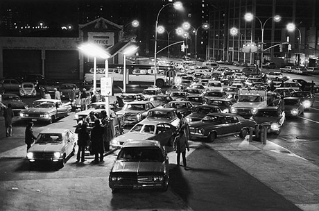 Cảnh hàng loạt ô tô xếp hàng vào đổ xăng tại một trạm xăng thuộc Brooklyn, New York năm 1973
