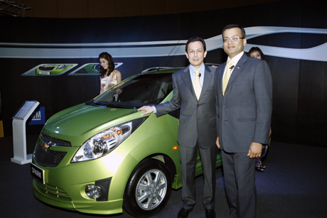 TGĐ GM Hàn Quốc Mike Arcamone và TGĐ GM Việt Nam Gaurav Gupta giới thiệu Chevrolet Spark tới báo giới