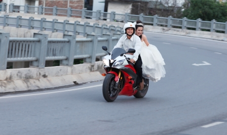 Chị Lan Hương và anh Hùng trong bộ ảnh cưới với xe PKL