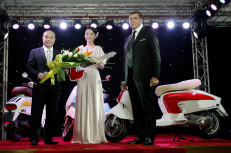 Linh Nga đã trở thành khách hàng đầu tiên sở hữu Lambretta LN125 tại Việt Nam, đích thân ông Vinh CTHĐQT Vĩnh Phát trao chìa khoá tượng trưng cho Linh Nga 