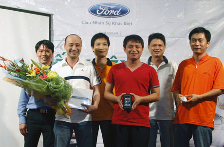 Thành viên Hitusu - Minh Hiếu (áo trắng) là người chiến thắng, chiếc Fiesta sedan 1.6 AT của anh chỉ tiêu tốn 4,34L /100km