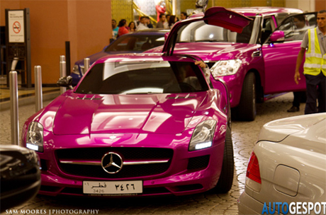 Chiếc SLS AMG rực hồng trên đường phố Dubai