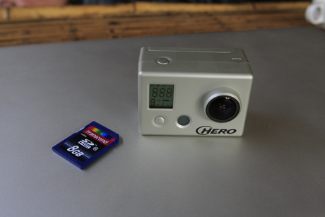 GoPro Hero sử dụng thẻ SDHC cấu tạo bên ngoài đơn giản 