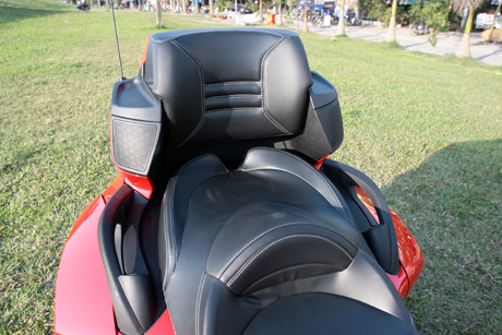 Spyder RTS có trọng lượng 420kg cùng vị trí ngồi rộng rãi cho cả người lái và người ngồi sau