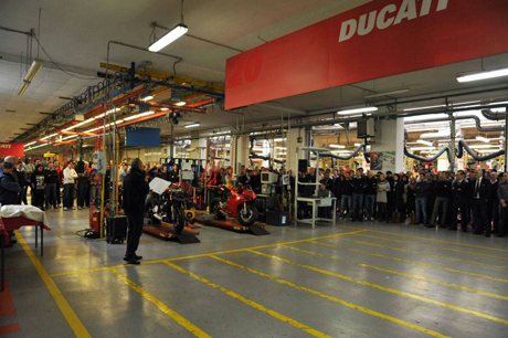 Nhà máy sản xuất Ducati tại Bologna, Italia trong ngày chiếc Ducati 1199 Panigale thương mại đầu tiên được sản xuất 