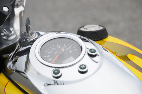 Đồng hồ công tơ mét thiết kế trên nắp bình xăng tạo sự mạnh mẽ