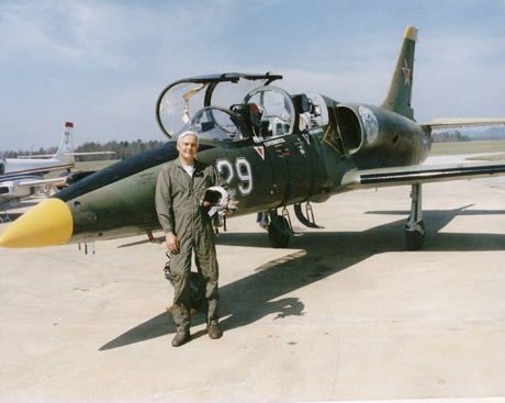 Bob Lutz bên cạnh một chiếc máy bay phản lực 