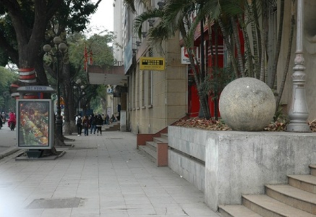 Khu vực trước cửa bưu điện Hà Nội trở nên thông thoáng