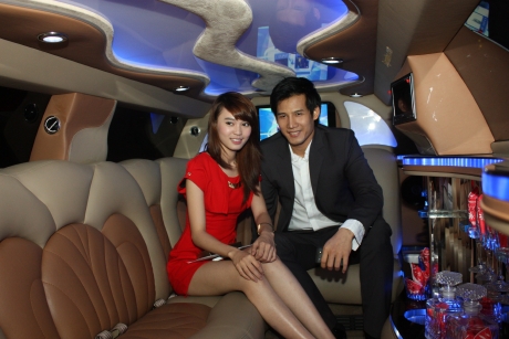 Người mẫu Thanh Thức cùng Lan Ngọc khám phá Cadillac CTS Limo