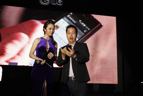 Jennifer Phạm cùng chuyên gia LG trải nghiệm LG Prada 