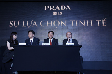 Đại diện LG Việt Nam giới thiệu LG Prada trong lễ ra mắt