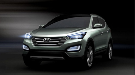 Còn đây là bức hình Santa Fe mà Hyundai công bố, nó sở hữu lưới tản nhiệt hình lục giác đèn pha góc cạnh khác biệt hoàn toàn phiên bản cũ