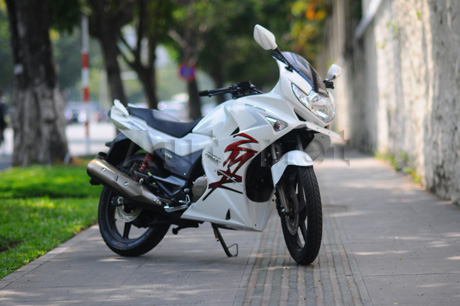 Karizma ZMR được thiết kế theo phong cách sportbike và touring