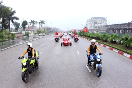Đoàn  diễu hành kéo dài  hàng trăm mét với hơn 200 xe PKL tham gia
