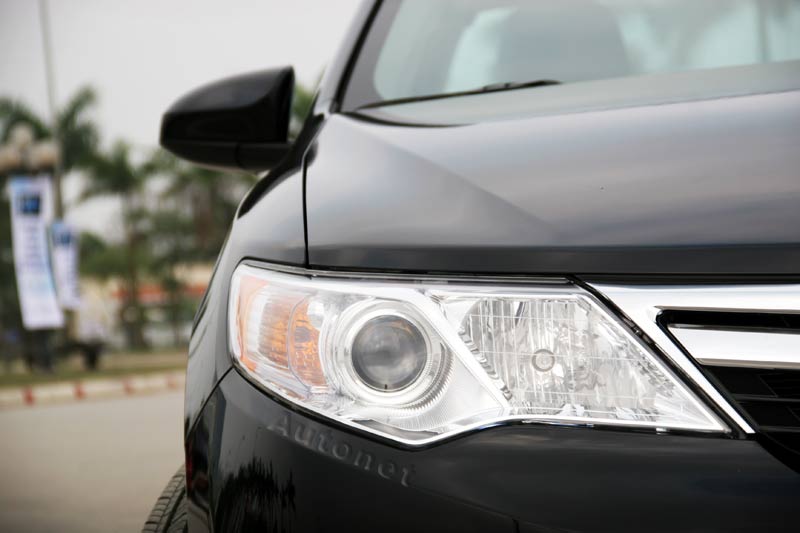 Toyota Camry 2013: Đẹp nhưng giá “chát”