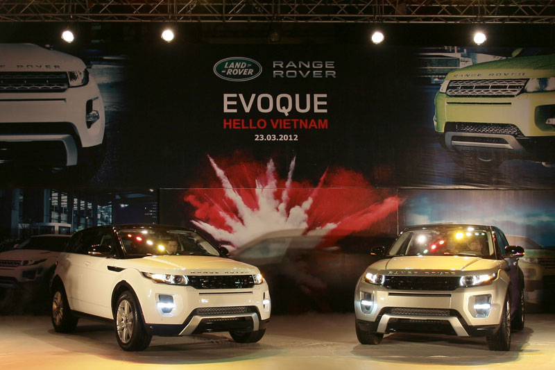 Hai mẫu Evoque trưng bày tại sự kiện Evoque Hello Vietnam, chúng đều là phiên bản 5 cửa