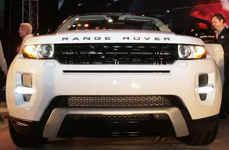Ngoài dòng chữ Range Rover, khuôn mặt của Evoque khá lạ lẫm với những người anh em