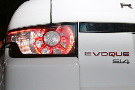 Đèn hậu của Evoque tạo hình bắt mắt, bên cạnh là tem xe