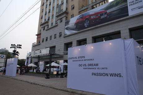 Với tổng diện tích 600m2, phòng trưng bày BMW Euro Auto Mỹ Đình tọa lạc tại số 18 đường Phạm Hùng, Mỹ Đình, 