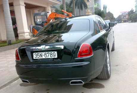 Chiếc Roll-Royce Ghost nhập về VN giá không dưới 1 triệu USD. Đây là hàng hiếm ở Việt Nam. Biển số xe 