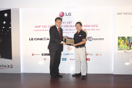 LG Cinema 3D Smart TV 2012, LG Việt Nam cũng ký kết hợp đồng với 5 nhà cung cấp nội dung để phục vụ khách hàng Việt