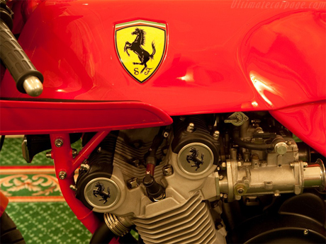 Ferrari 2 bánh đắt ngang siêu xe bốn bánh