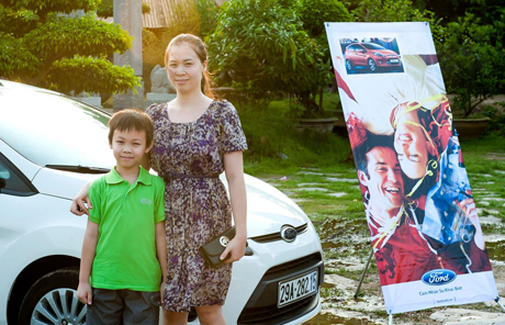 Chị Nguyễn Quỳnh Chi cùng con trai tới dự ngày của mẹ thích thú với các hoạt động của Ford. Bên cạnh sự kiện ngày của mẹ, các chương trình bên lề giúp hai mẹ con tối ưu hoá khả năng sự dụng của xe. Con trai của chị cũng rất thích Fiesta.
