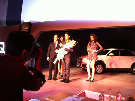 Võ Việt Chung (thứ ba từ trái sang) sẽ là khách hàng đầu tiên có may mắn cầm lái Audi