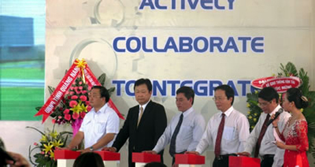 Phó Thủ tướng Hoàng Trung Hải cùng đại diện các bộ, ngành, UBND tỉnh Quảng Nam và Công ty Cổ phần ô tô Trường Hải bấm nút  khởi công xây dựng nhà máy