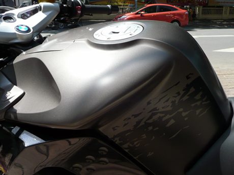 BMW K1300R Carbon 2012 với bình xăng 19 lít