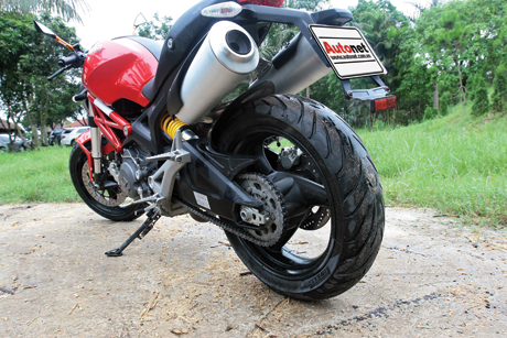 Là mẫu môtô dành cho thị trường Châu Á, Ducati đã được nội địa hóa một số chi tiết