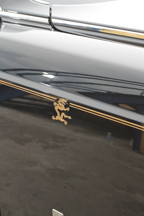 Logo Rolls – Royce Phantom phiên bản rồng