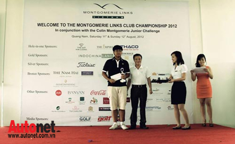 Đại diện nhà tài trợ, ông Đặng Văn Quảng - Giám đốc THACO (Khu vực Trung bộ) đã trao giải nhất và giải nhì cho các golf thủ dẫn đầu của giải.