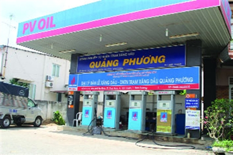 Trạm xăng dầu Quảng Phương ở thị trấn Thái Hòa, huyện Tân Uyên (Bình Dương) treo bảng hết xăng. Ảnh Báo Lao động chụp 13h40 ngày 26.8.