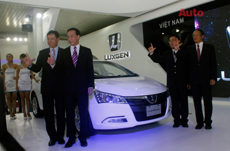 Ban lãnh đạo Luxgen cùng chiếc sedan mang tên 5 