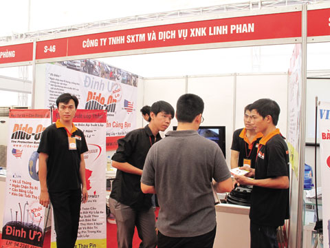 Gian hàng của Công ty Linh phan tại triển lãm Vietnam Motoshow 2012