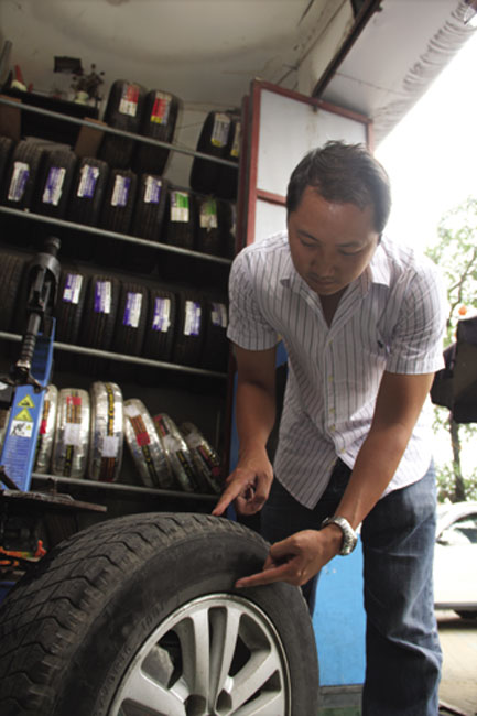 Anh Phan đang giải thích khu vực lốp được bảo vệ bởi Ride-on