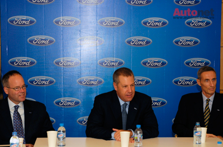 Cùng với Joe Hinrichs, trong buổi họp báo còn có Matt Bradley - chủ tịch Ford Asean và TGĐ Ford Việt Nam Laurent Charpentier 
