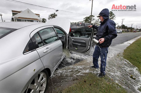 Một người dân xót xa chứng kiến chiếc xe của mình bị ngập nước