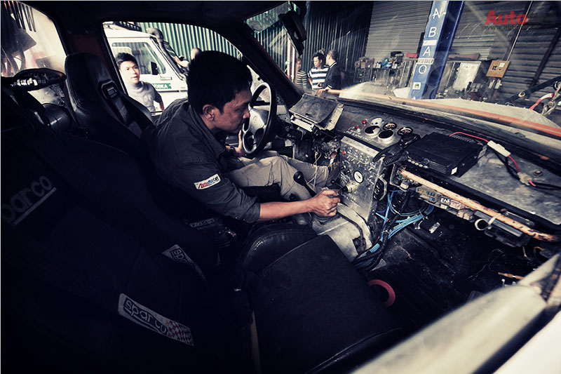 Anh Nguyễn Hồng Vinh kiểm tra chiếc xe thi đấu của mình