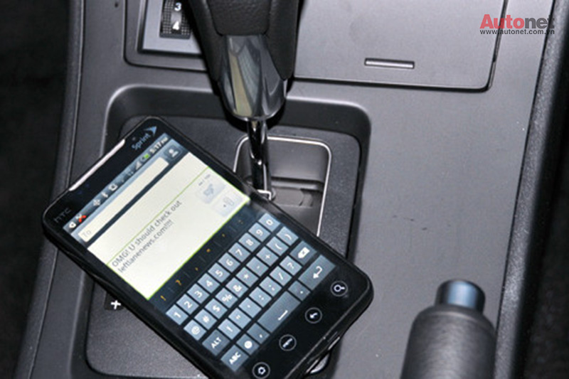 Việc sử dụng điện thoại khi đang lái xe là vô cùng nguy hiểm có thể gây ra những hiểm họa khôn lường