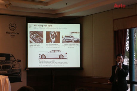 Đại diện BMW Euro Auto giới thiệu mẫu BMW 520i tại buổi bàn giao 