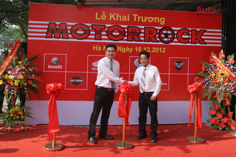 Đại diện Motorrock Co., LTD cắt băng khai trương showroom Nguyễn Văn Cừ