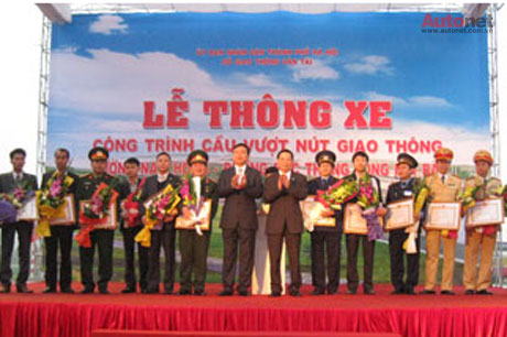 Bộ trưởng Bộ GTVT Đinh La Thăng trao tặng Bằng khen cho tập thể và cá nhân