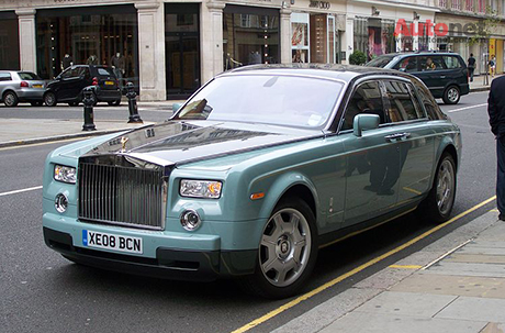 Một chiếc Rolls-Royce Phantom trên đường phố Anh quốc