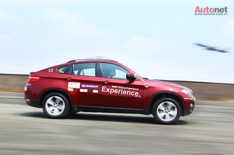 BMW Driving Experience 2013 lấy điểm nhấn là các mẫu xe địa hình X-Series