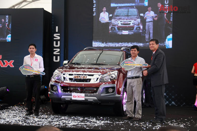 Isuzu D-Max 2013 phô diễn sức mạnh tại Hà Nội